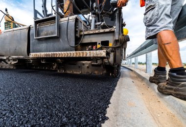 İnşaat sitesinde çalışan yol silindiri