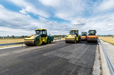 İnşaat sitesinde çalışan yol silindiri