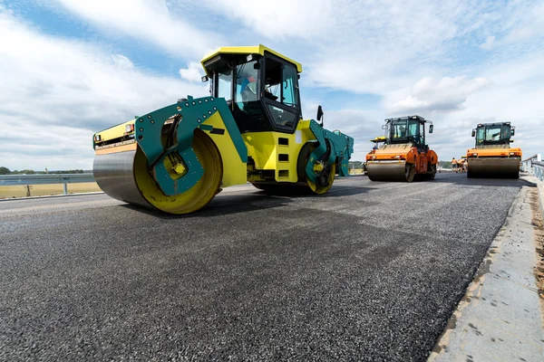 Rouleau routier travaillant sur le chantier — Photo