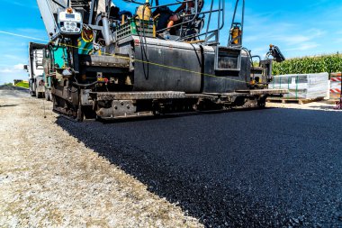 İnşaat sitesinde çalışan yol silindiri