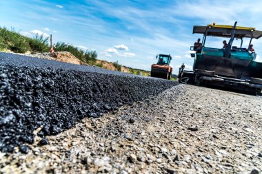 İnşaat sitesinde çalışan yol silindiri