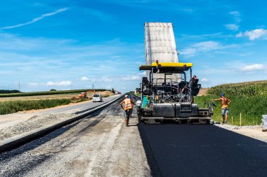 İnşaat sitesinde çalışan yol silindiri