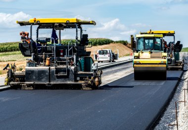 İnşaat sitesinde çalışan yol silindiri