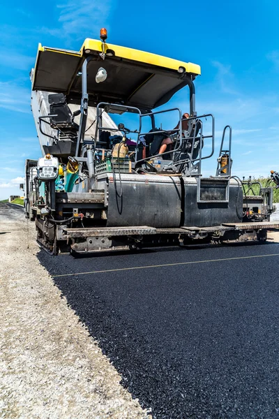 Rodillo de carretera trabajando en el sitio de construcción — Foto de Stock