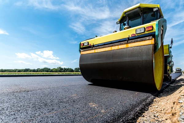 Rullo stradale che lavora sul cantiere — Foto Stock