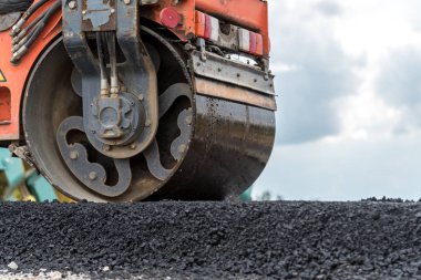 İnşaat sitesinde çalışan yol silindiri