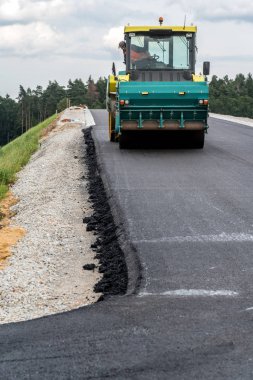 İnşaat sitesinde çalışan yol silindiri