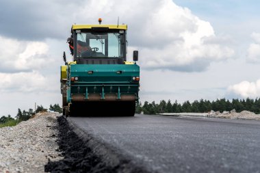 İnşaat sitesinde çalışan yol silindiri