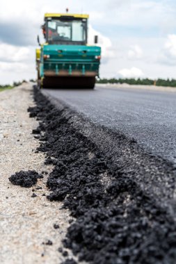 İnşaat sitesinde çalışan yol silindiri