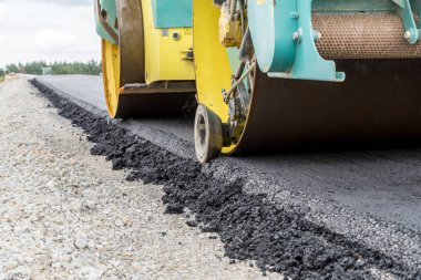 İnşaat sitesinde çalışan yol silindiri