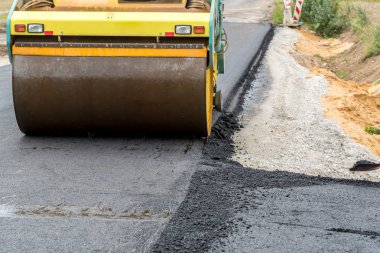 İnşaat sitesinde çalışan yol silindiri