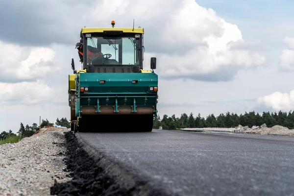 Rodillo de carretera trabajando en el sitio de construcción — Foto de Stock