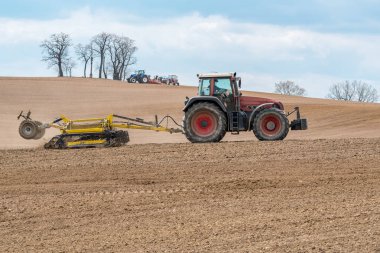 Alan üzücü traktör