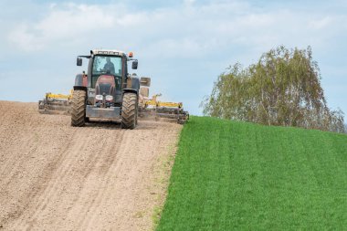 Alan üzücü traktör