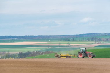 Alan üzücü traktör