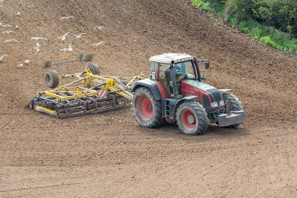 Traktor harva fältet — Stockfoto