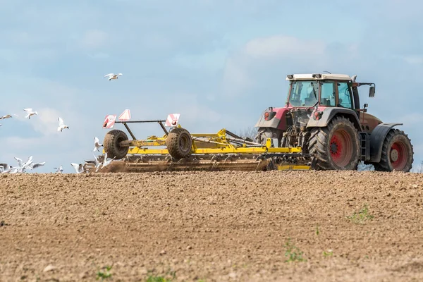 Trator que aflige o campo — Fotografia de Stock