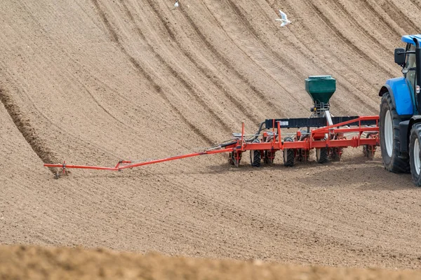 Trekker schrijnend het veld — Stockfoto