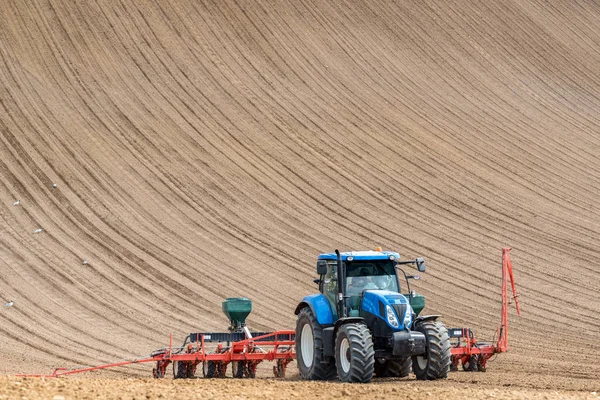 Trekker schrijnend het veld — Stockfoto