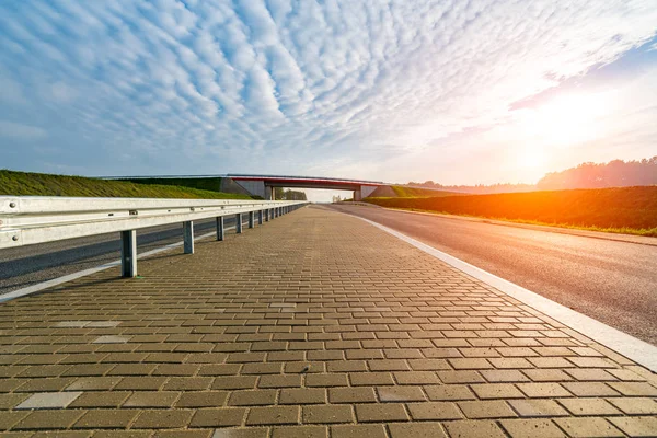 Solnedgang over broen i byen – stockfoto