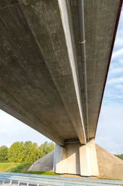 Yolun üzerindeki köprü.