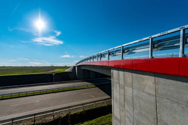 Yolun üzerindeki köprü.