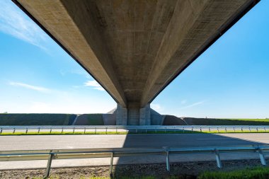 Yolun üzerindeki köprü.