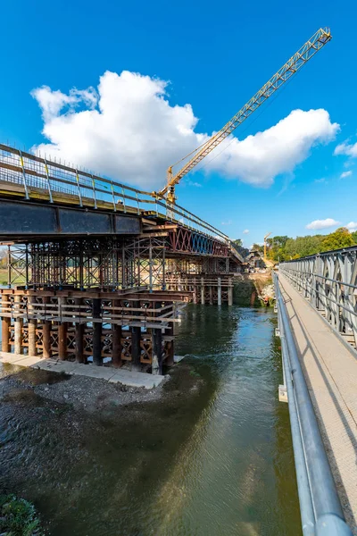 Puente sobre el río en construcción — Foto de Stock