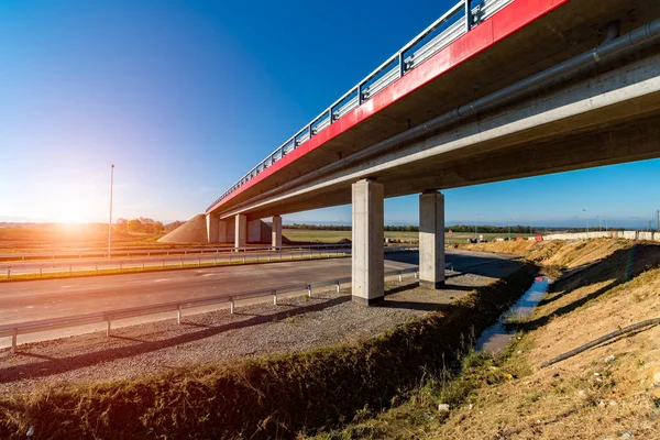 Sunset over the bridge in the city — Stock Photo, Image