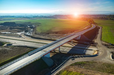 Yeni yol inşaat alanında yukarıda günbatımı