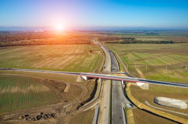 Yeni yol inşaat alanında yukarıda günbatımı