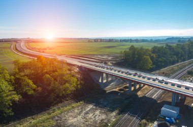 Yeni yol inşaat alanında yukarıda günbatımı