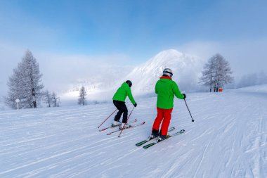 Alp Dağları'nda kayakçı