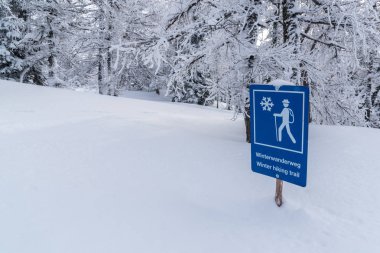 Mavi yol yürüyüş için iz