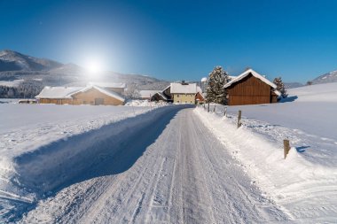 Karlı yol yukarıda güzel gün batımı