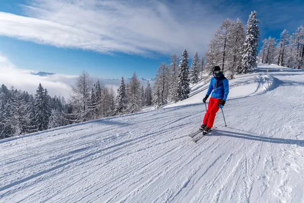 Esquiador nas montanhas dos Alpes — Fotografia de Stock