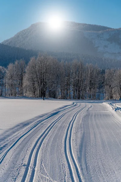 Schöner Sonnenuntergang über der verschneiten Straße — Stockfoto