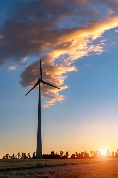 Pôr do sol acima do moinho de vento no campo — Fotografia de Stock