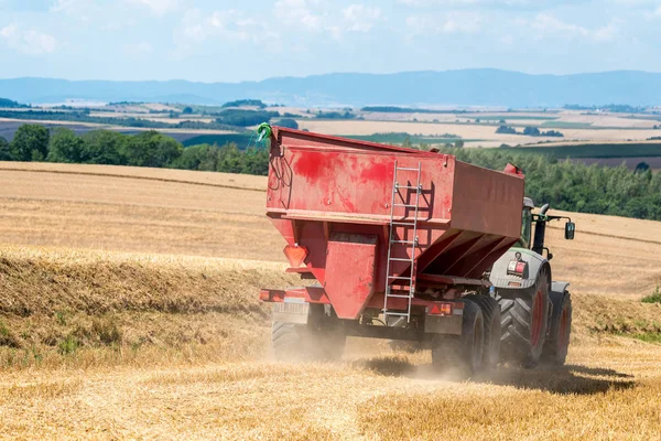 Trattore che lavora sul campo — Foto Stock