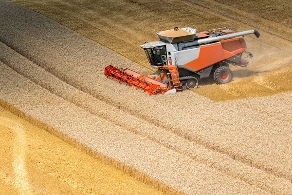 Maaimachine werkt op het veld — Stockfoto