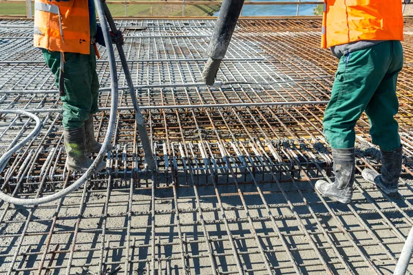 Vertido de hormigón en el sitio de construcción — Foto de Stock