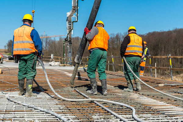 Разливание бетона на строительной площадке
