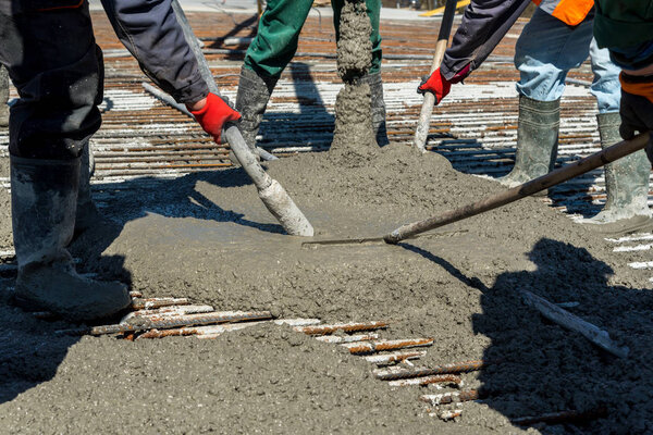 Разливание бетона на строительной площадке
