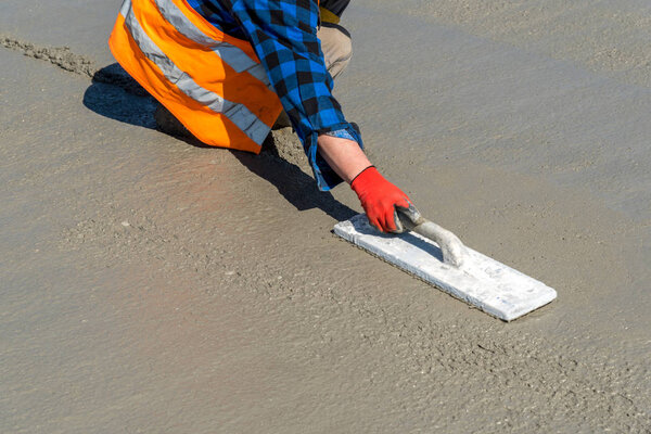 Разливание бетона на строительной площадке
