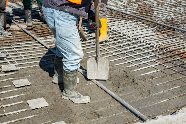 Разливание бетона на строительной площадке
