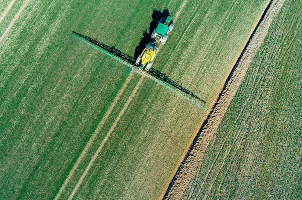 Spuitmachine op het veld Stockfoto