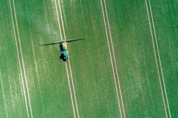 Sprühmaschine auf dem Feld — Stockfoto