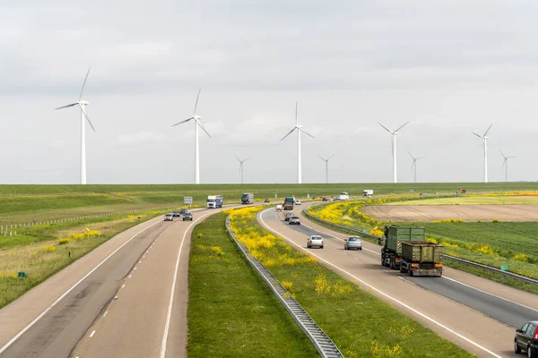 Windmolen dicht bij de weg Stockafbeelding