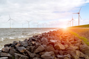 Günbatımı okyanus'daki yel değirmenleri yukarıda