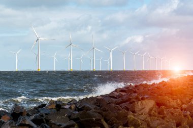 Günbatımı okyanus'daki yel değirmenleri yukarıda